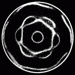 the_vowel_a_in_sand התבנית הנוצרת בגרגרי חול עם השמעת קול "אה" בטונוסקופ