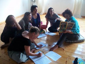 אינטגרציית קול בתנועה – אוטוביוגרפיה קולית רשומה בגוף  החלה ההרשמה לתוכנית הכשרה דו שנתית + שנת פרקטיקה כאסיסטנטים  2014-2015 תשע"ה בסינפסה